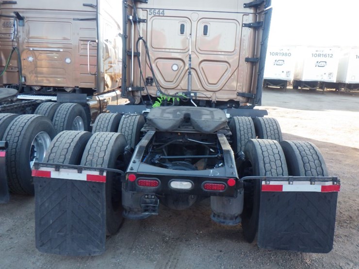 2023-freightliner-cascadia-126-image-10