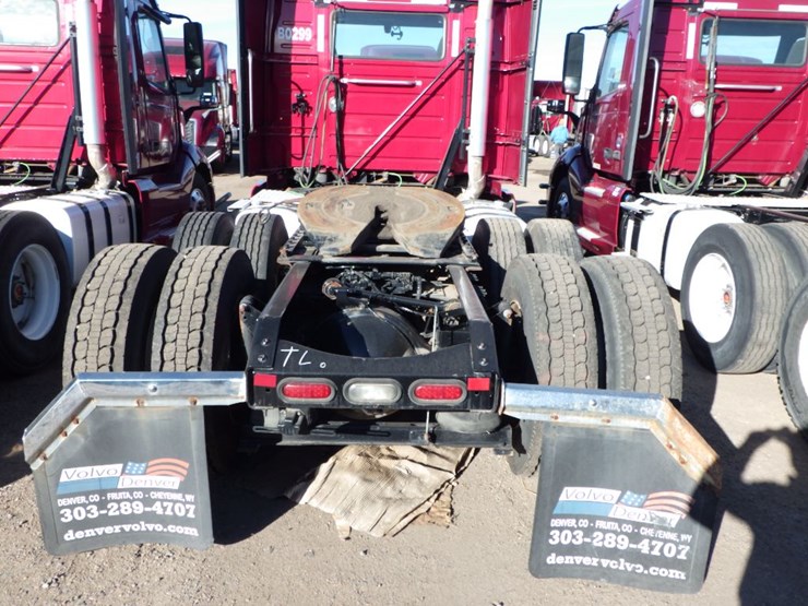 2021-volvo-vnl-300-image-11