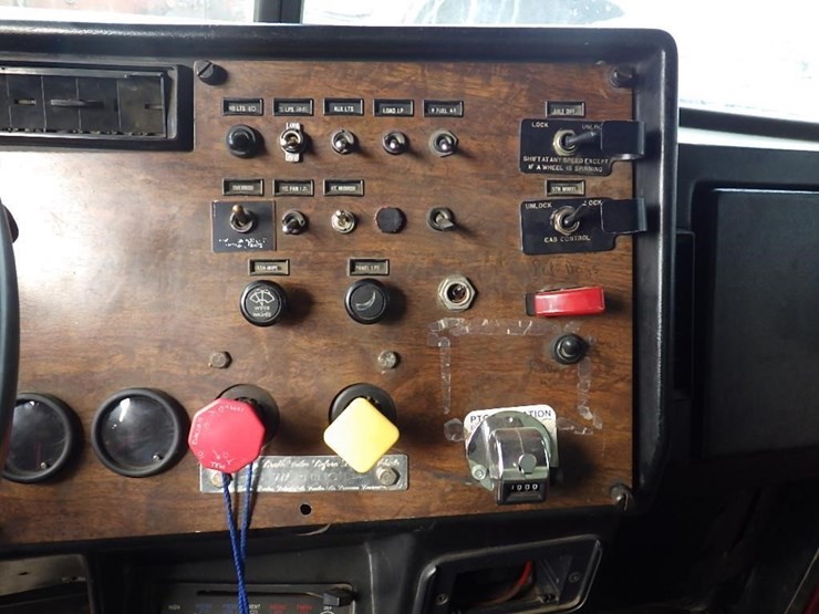 1990-peterbilt-379-image-29