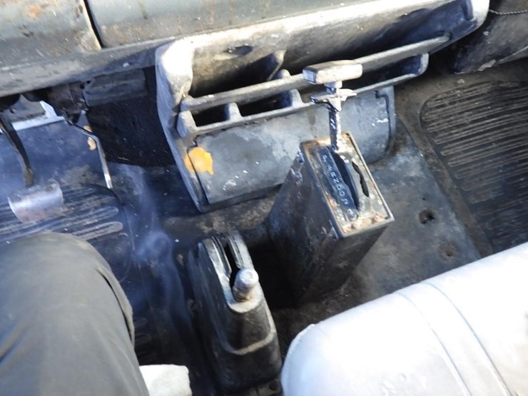 2000-freightliner-fl50-image-22