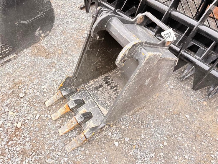 x-change-bucket-for-a-bobcat-excavator-image-3