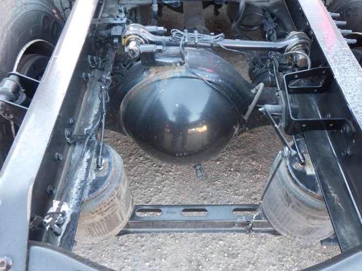 2021-volvo-vnl-300-image-11