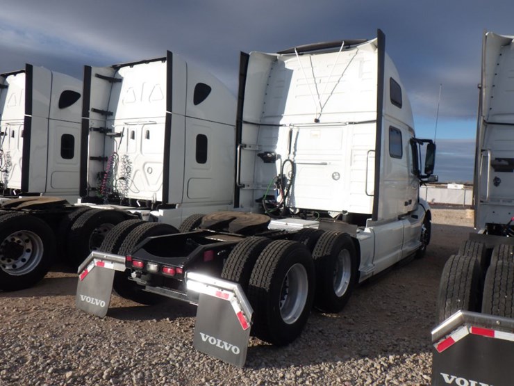 2022-volvo-vnl-860-image-11