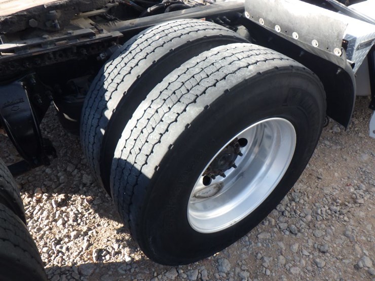 2022-freightliner-cascadia-126-image-7