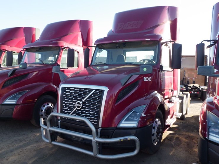 2021-volvo-vnl-300-image-1