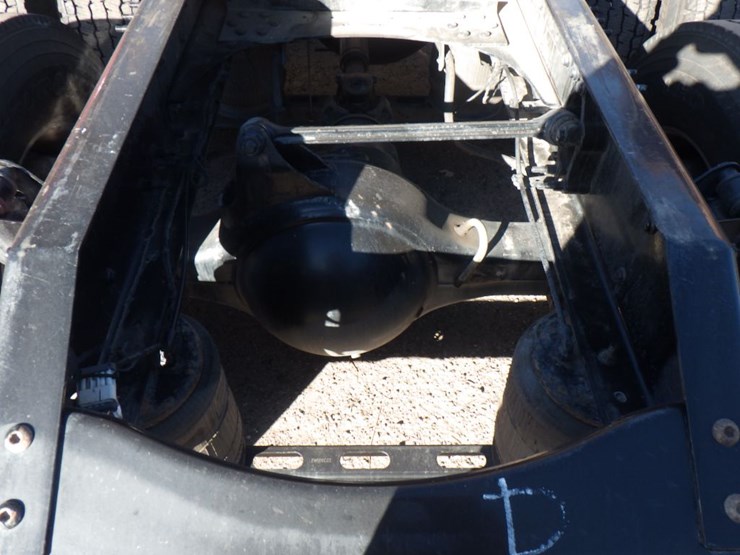 2022-volvo-vnl-300-image-10