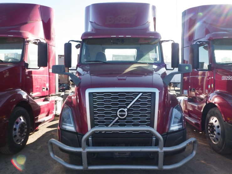 2021-volvo-vnl-300-image-2