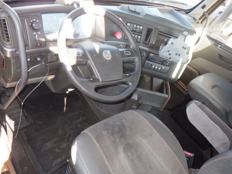 2022-volvo-vnl-300-image-15