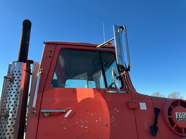 1974-ford-9000-image-38