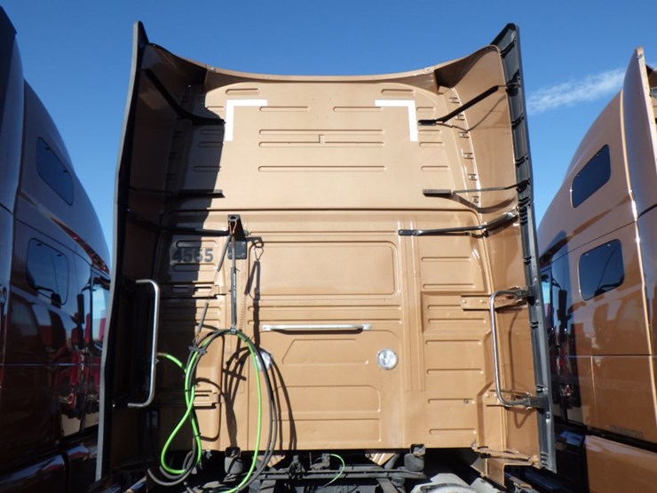 2022-volvo-vnl-760-image-13