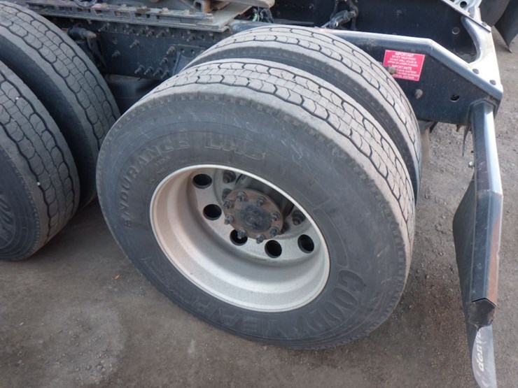 2020-volvo-vnl-760-image-11