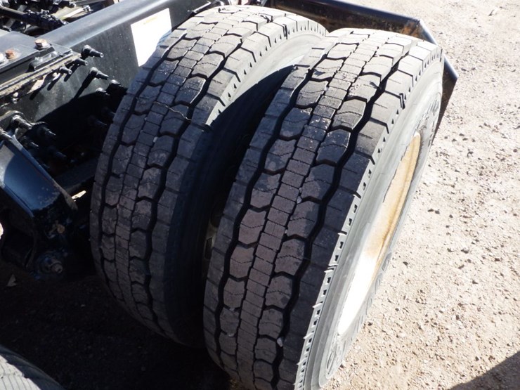 2021-volvo-vnl-300-image-16