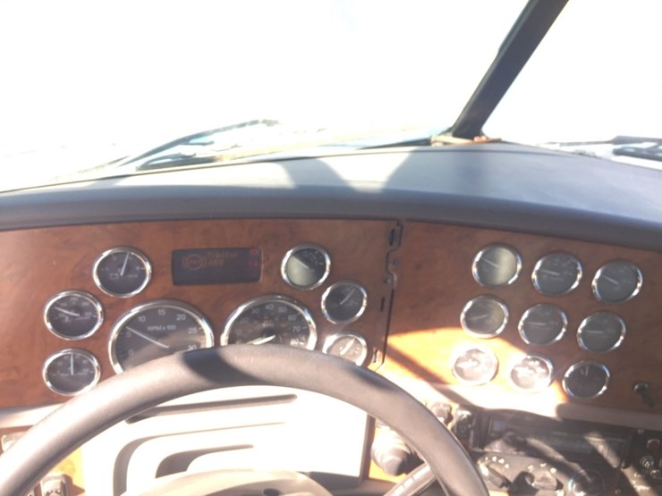 2009-peterbilt-388-image-8