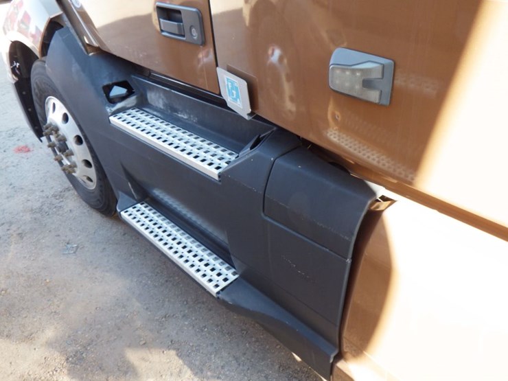 2022-volvo-vnl-760-image-18