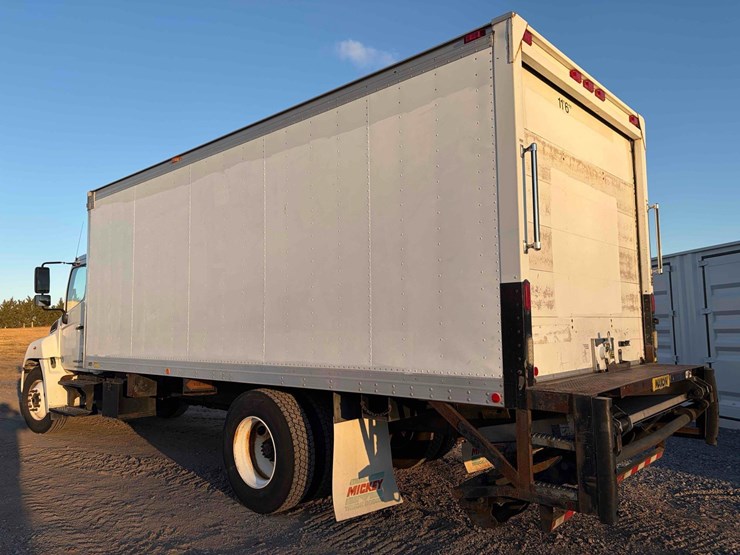 2011-hino-268-image-5