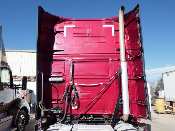 2020-volvo-vnl-760-image-11