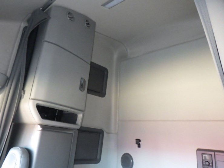 2022-volvo-vnl-760-image-19