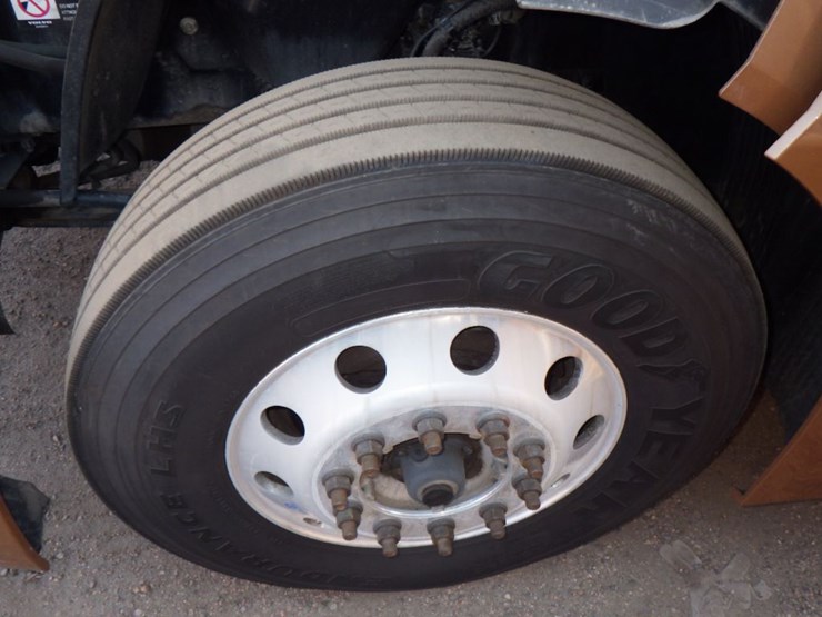 2022-volvo-vnl-760-image-24