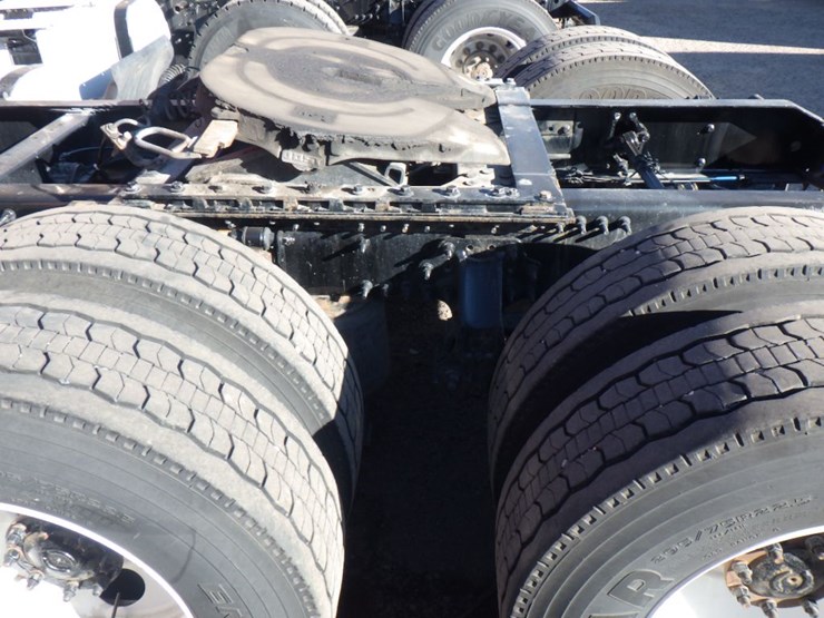 2022-volvo-vnl-300-image-12