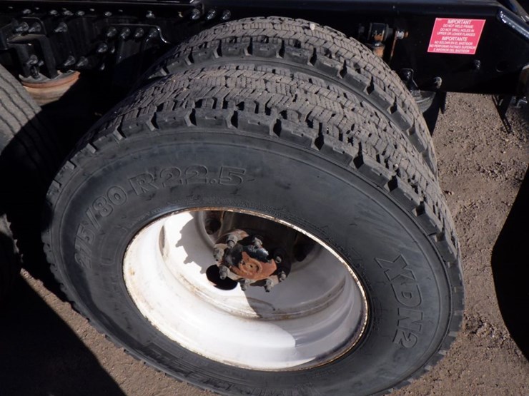 2022-volvo-vnl-300-image-12