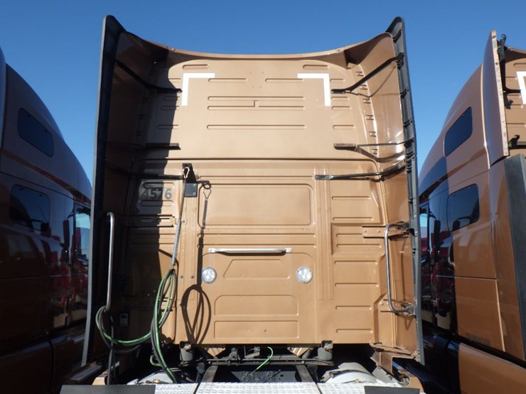 2022-volvo-vnl-760-image-11