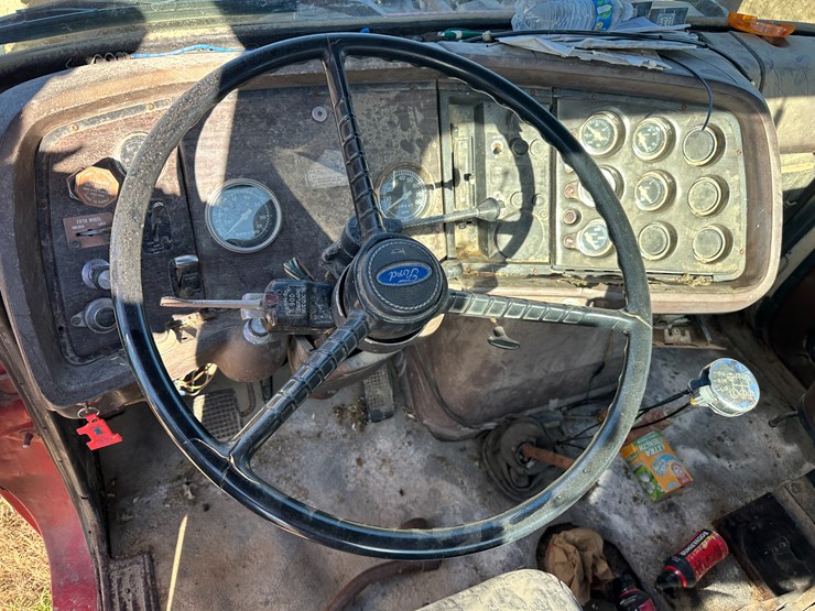 1974-ford-9000-image-57