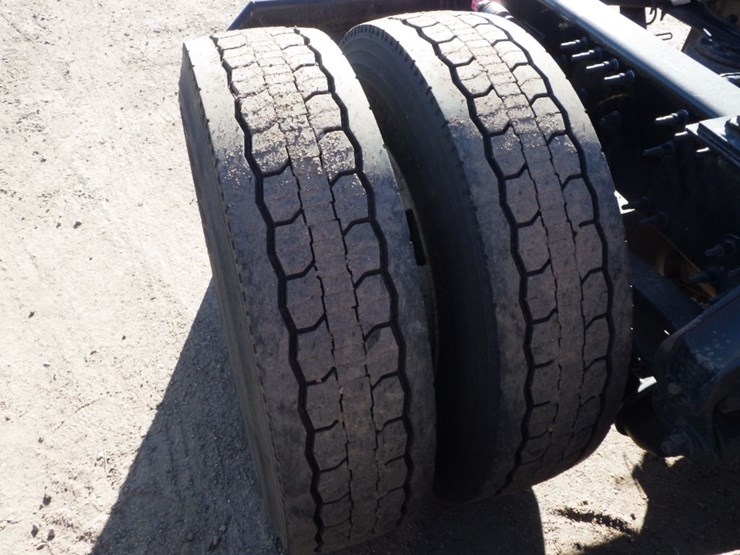 2021-volvo-vnl-300-image-10