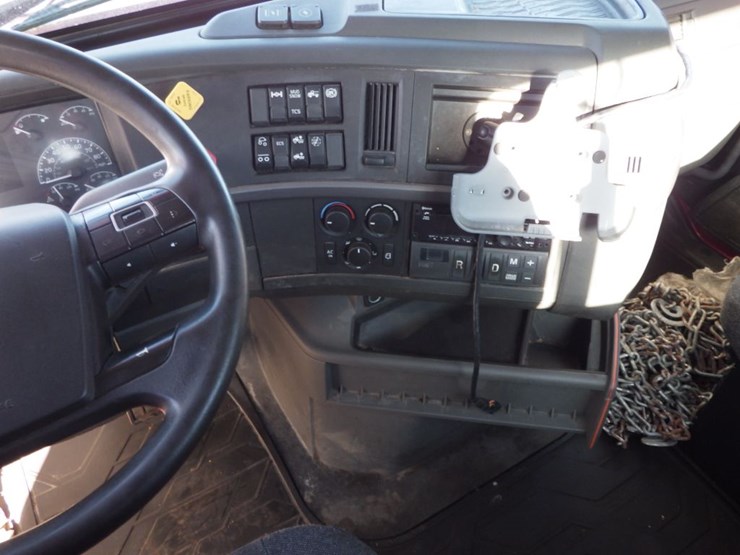 2021-volvo-vnl-300-image-24