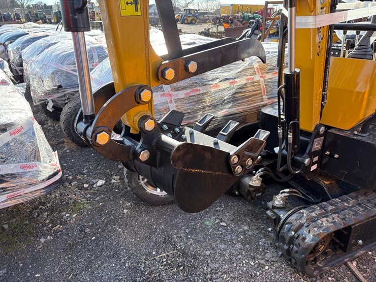 agt-h12r-mini-excavator-image-3