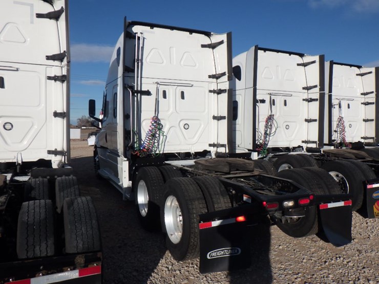 2022-freightliner-cascadia-126-image-14