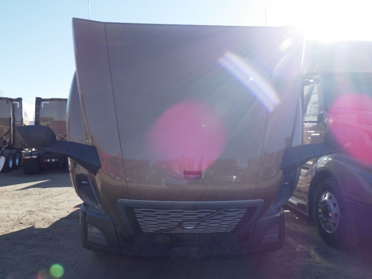 2022-volvo-vnl-760-image-27