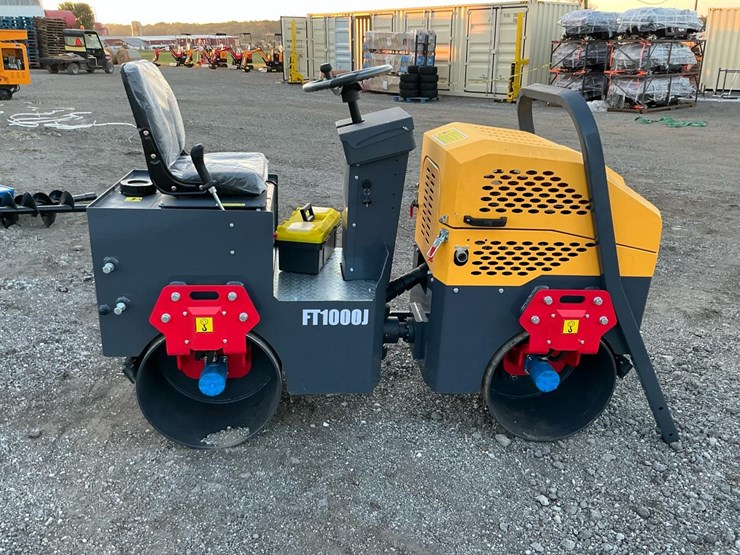 #1253-•-unused-future-ft1000-ride-on-road-roller-image-6