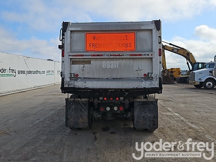 2016-freightliner-114sd-image-19