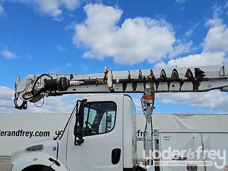 2011-freightliner-m2-106-image-19