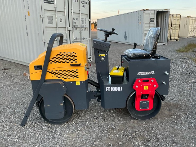 #1253-•-unused-future-ft1000-ride-on-road-roller-image-2