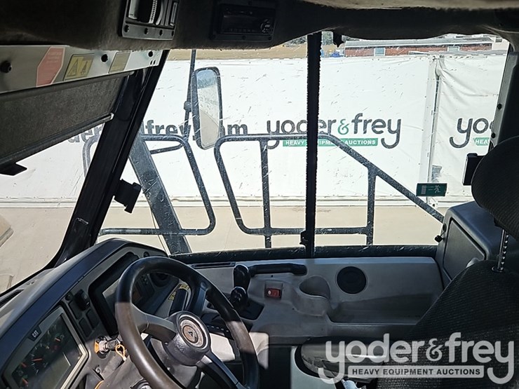 2016-caterpillar-725c2-image-33