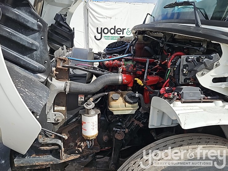 2011-freightliner-m2-106-image-30