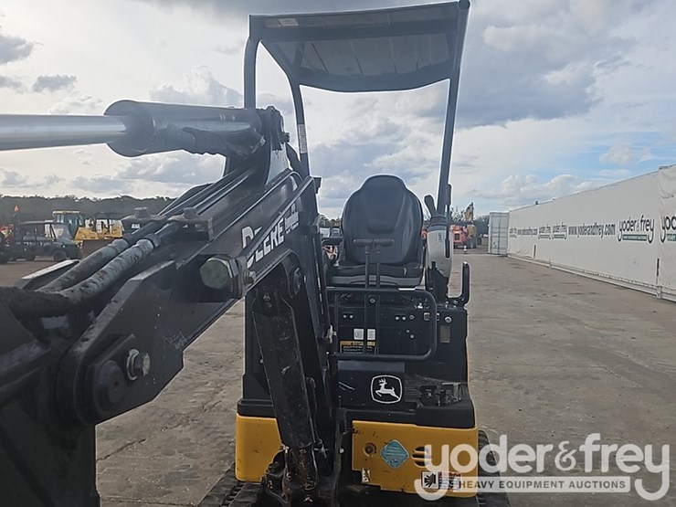 2018-deere-17g-image-25