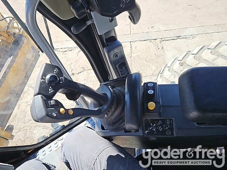 2019-caterpillar-12m3-image-38