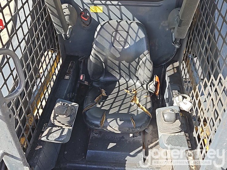 2016-deere-317g-image-26