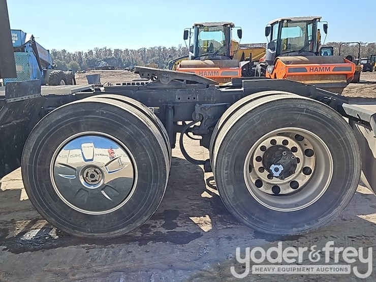 2024-peterbilt-579-image-13