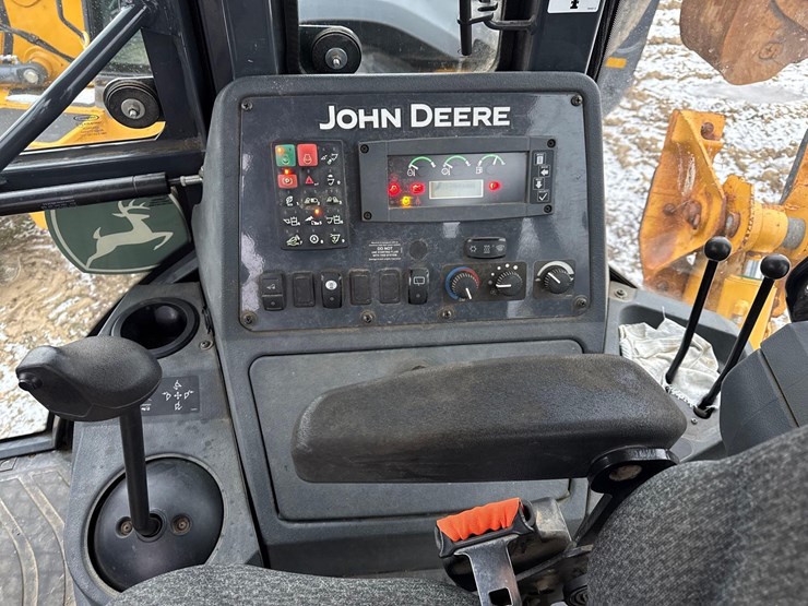 2022-john-deere-310-image-12