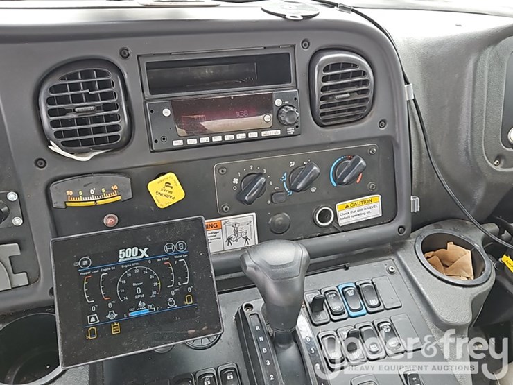 2022-freightliner-m2-106-image-33