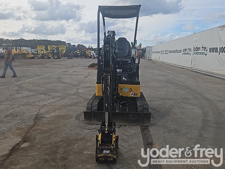 2018-deere-17g-image-23