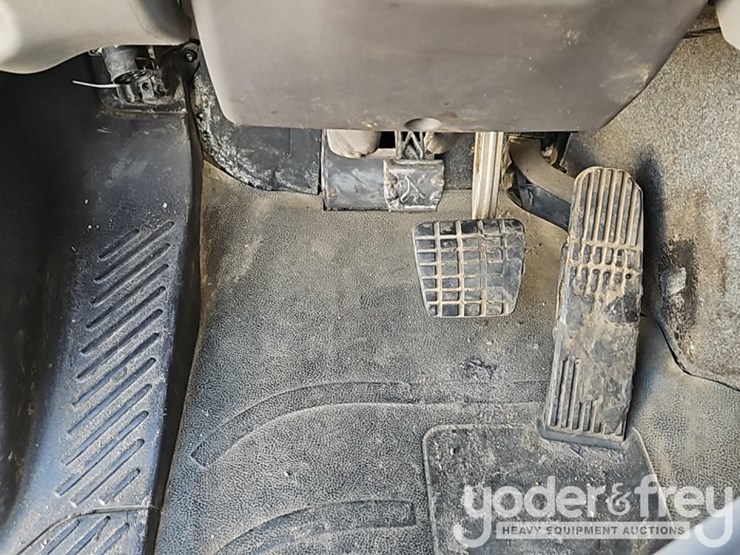 2016-freightliner-114sd-image-33