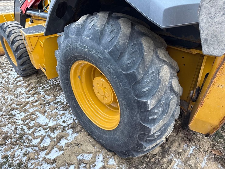 2022-john-deere-310-image-18