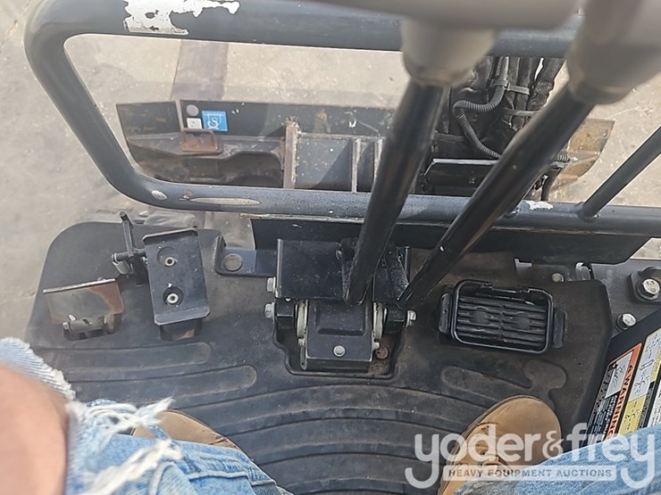 2018-deere-17g-image-39