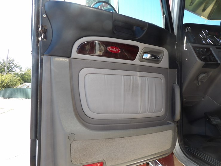 2022-peterbilt-389-image-35