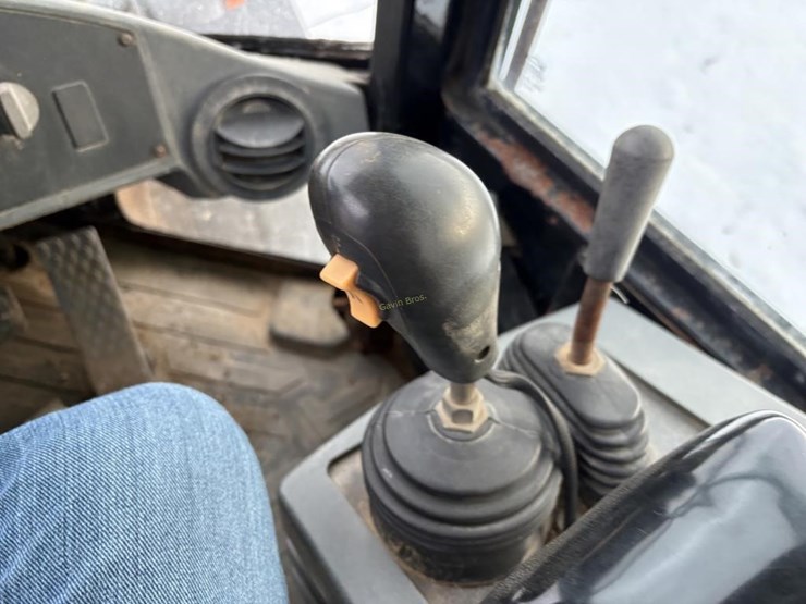 2005-caterpillar-924g-image-15