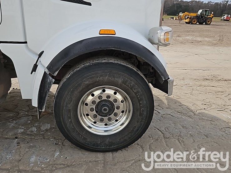 2021-peterbilt-567-image-11